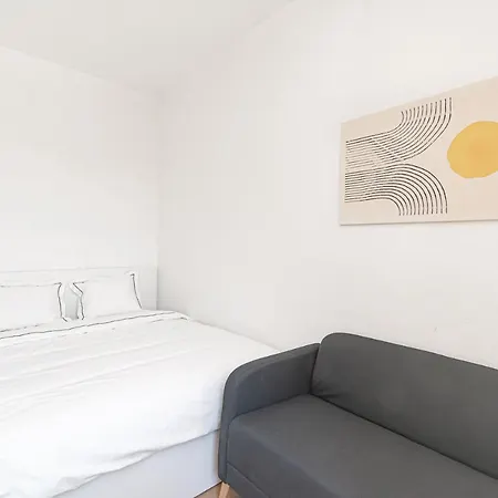 Lovely With Great Location No 1 By Urban Rent Apartment